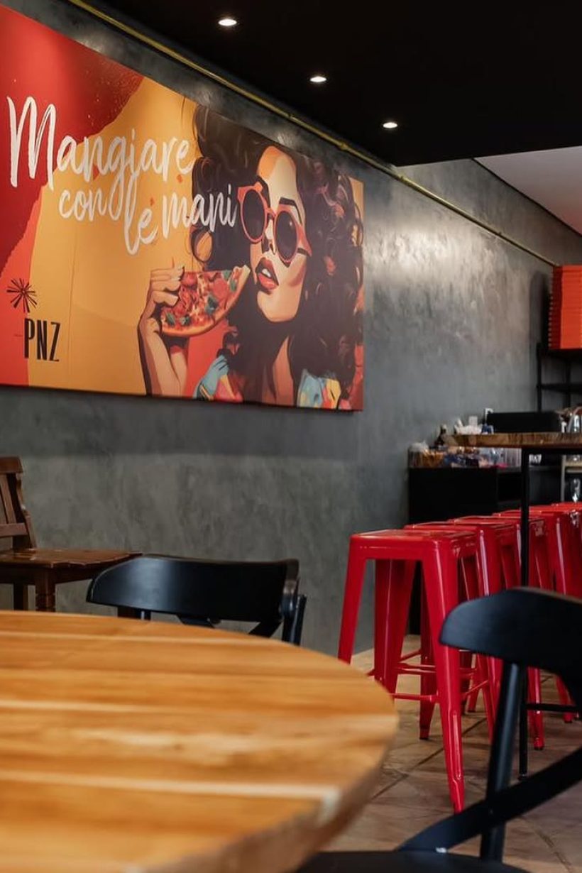 Quinta-feira é dia de transformar a rotina em uma deliciosa festa de sabores!Vem para Panizza! #QuintadaPizza #PizzaLove”